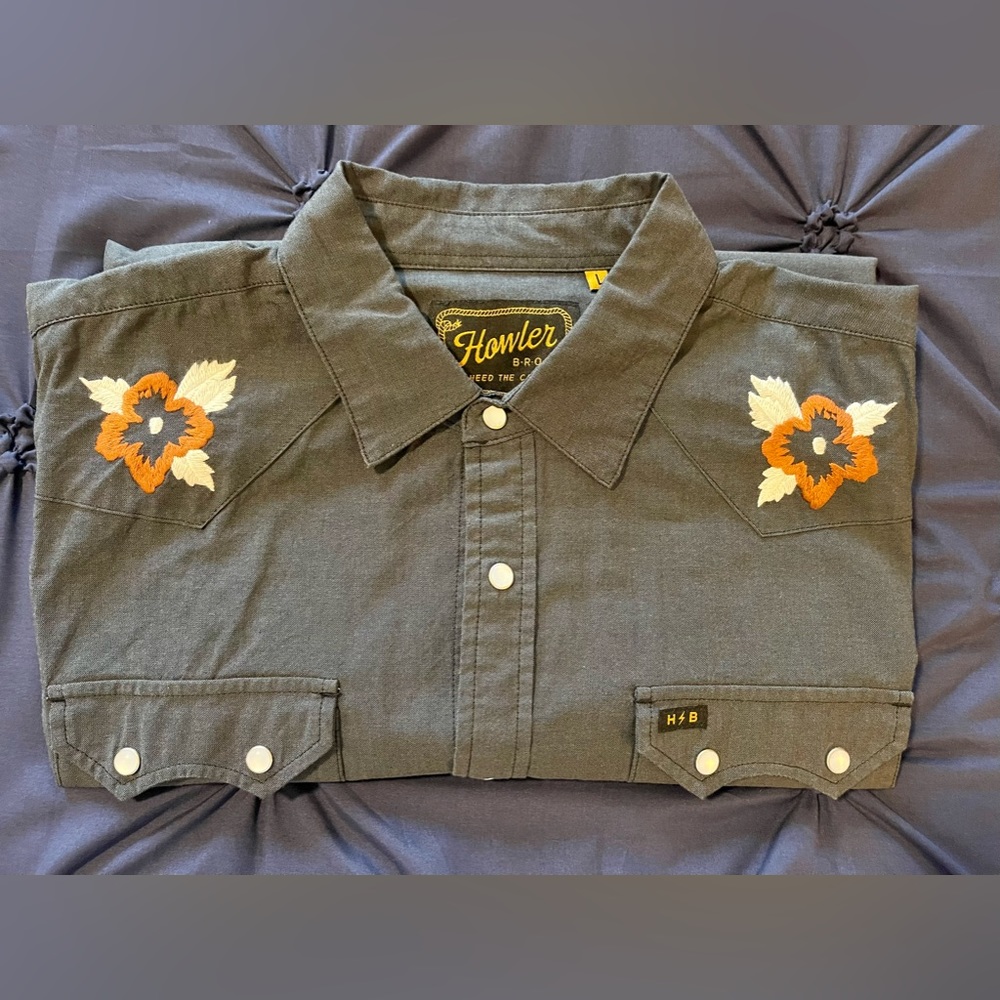 Howler Brothers “Desert Blossom” Crosscut Deluxe Snap Shirt.  Size L